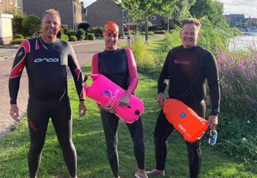 Foto bij het artikel: "Workumer wavemakers zwemmen voor ALS"